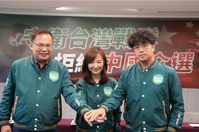 民進黨今日公布首波候選人推薦影片，並邀不分區立委參選人沈伯洋、「萬老師」郭昱晴、王義川今日組成「守衛台灣戰隊出列」，高喊拒絕中國大陸介選，守護民主自由，保護下一代。（民進黨提供）