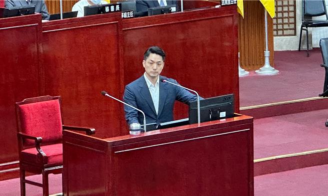 台北市长蒋万安（图）28日下午进入议会继续市政总质询，并于会前接受媒体访问。（丁上程摄）