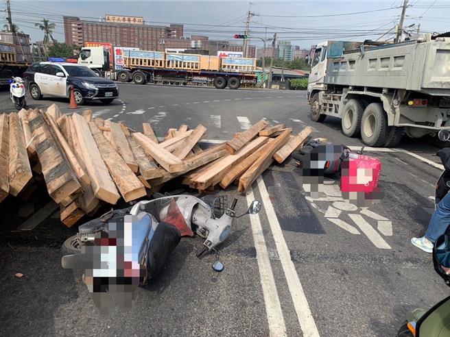 高雄一名65歲周姓男子於28日12時許駕駛貨運曳引車行經燕巢區鳳東路、鳳澄路口時，因為車上的木板樁沒有捆牢，導致車上木板不慎掉落，造成行經的3輛機車受害包含一名快遞。（翻攝照片／林瑞益高雄傳真）