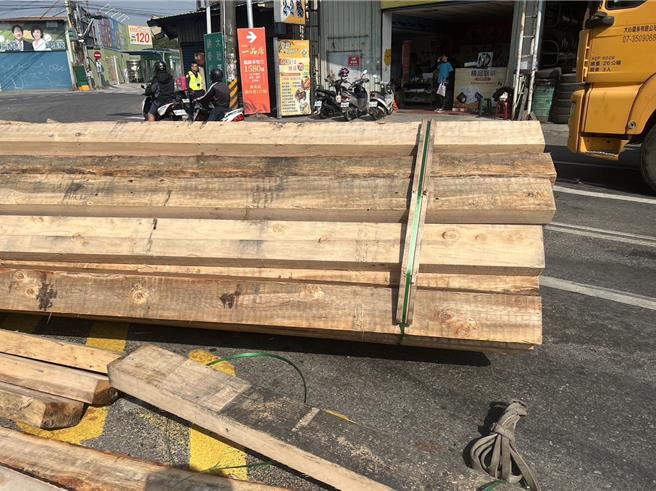 高雄一名65歲周姓男子於28日12時許駕駛貨運曳引車行經燕巢區鳳東路、鳳澄路口時，因為車上的木板樁（見圖）沒有捆牢，導致車上木板不慎掉落，影響交通。（翻攝照片／林瑞益高雄傳真）