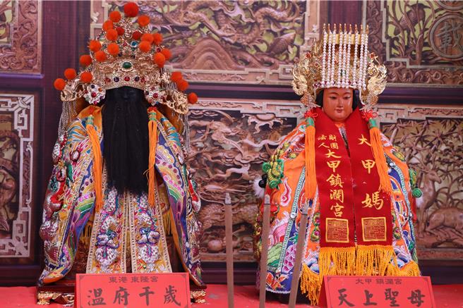 东隆宫表示，12月2日下午2时，东隆宫温王爷将前往东港高中接驾大甲妈，随后带领大甲妈巡安赐福七角头，请在路线上的宫庙信眾敬设香案恭迎圣驾，当晚大甲妈驻驾东隆宫，欢迎信眾参拜。（谢佳潾摄）