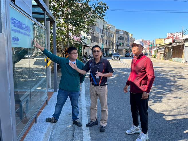 民进党台中市议员施志昌（左）28日会同台中市政府交通工程相关单位，至大甲中正纪念馆前会勘，未来将设置大甲中正纪念馆站候车亭。（张妍溱摄）