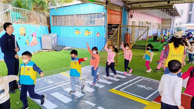 桃园市大园警分局28日到辖内幼儿园宣导妇幼及交通安全观念。（翻摄照片／蔡明亘桃园传真）