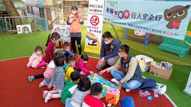 桃园市大园警分局28日到辖内幼儿园宣导妇幼及交通安全观念。（翻摄照片／蔡明亘桃园传真）