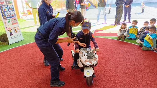 桃园市大园警分局28日到辖内幼儿园宣导妇幼及交通安全观念。（翻摄照片／蔡明亘桃园传真）