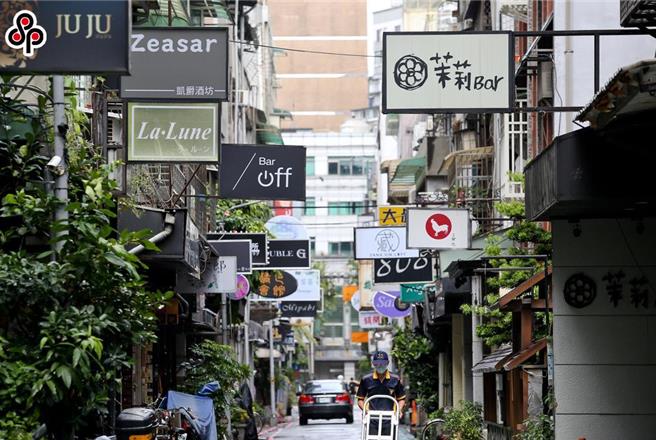 台北市環保局今(28)日指出北市率全國之先，自即日起禁止住宅區夜間管制時段播放音樂致妨礙安寧的商業行為，管制時段為晚上10時至隔日上午8時。圖為中山北路8條通。(本報資料照片)