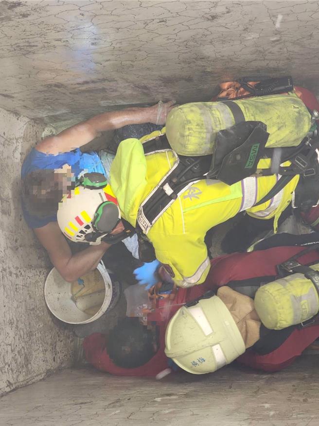 桃园市杨梅区中山北路一段一处工地，2名工人28日施作污水槽涂防水层工程，疑因不通风导致呼吸困难昏倒。（蔡明亘摄）