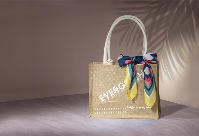 长荣桂冠酒店推出逾期住宿券回娘家活动，在官网订房入住就可获得限量购物袋。（基隆长荣桂冠酒店提供／张志康基隆传真）