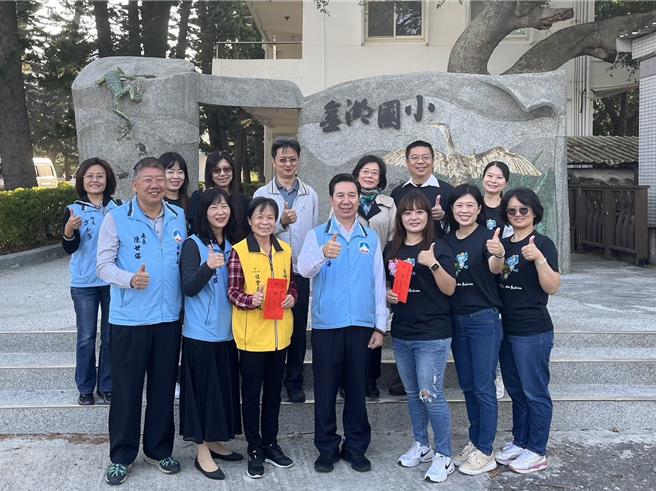 金門縣長陳福海(前排中)今日致贈程儀予榮獲「全國績優志工團隊」的金湖國小志工隊與金牌志工葉麗珠(前排左三)，為其即將赴台受獎壯行。(圖／金門縣社會處提供)