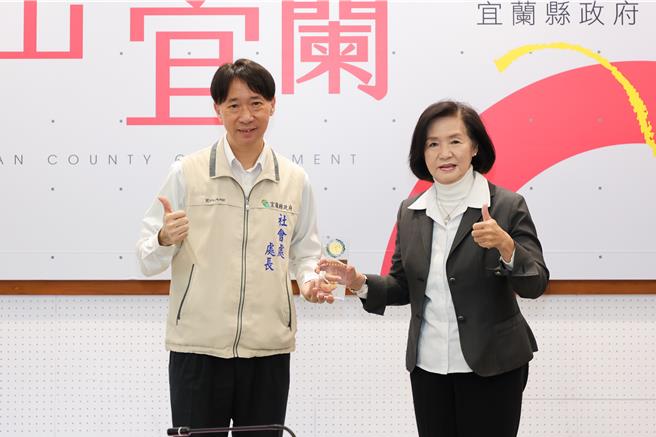 28日县务会议中由宜兰县政府社会处长林苍蔡（左）将此殊荣献奖给县长林姿妙（右）。（宜兰县政府提供／吴佩蓉宜兰传真）