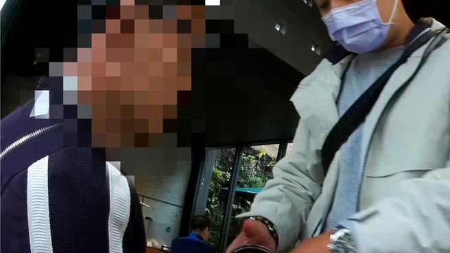警方在咖啡廳查獲莊姓車手到案。 （翻攝照片／林郁平台北傳真）