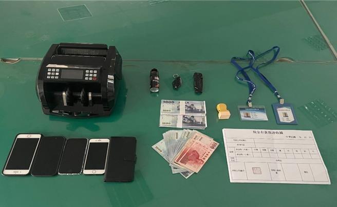 警方在行動水房車上查扣點鈔機、贓款20萬元、作案用手機、折疊刀、辣椒水、收據及工作證。（翻攝照片／林郁平台北傳真）