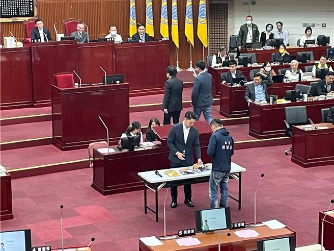 民進黨台北市議員洪健益於市政總質詢拿出一碗煮好的螺螄粉請台北市長蔣萬安吃，蔣萬安則以剛吃飽婉拒。洪健益表示，大陸製螺螄粉屬走私違法，該碗更是山寨版，防腐劑超標。（劉彥宜攝）