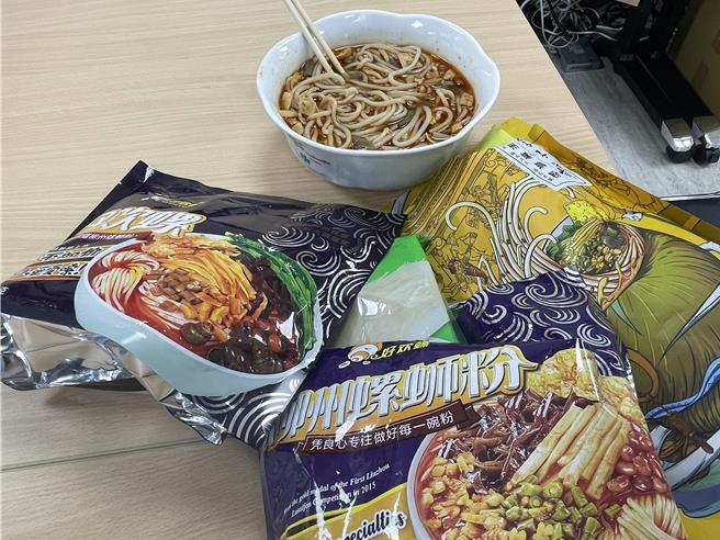 大陸製螺螄粉屬走私違法，但蝦皮、臉書社團網購通路多，民眾隨手可得。（劉彥宜攝）