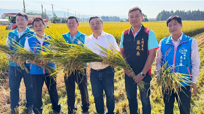 今年第1批蜀葵花米已经在20日收割完成，市长游振雄（右三）特别前往视察。（员林果菜公司提供／吴建辉彰化传真）
