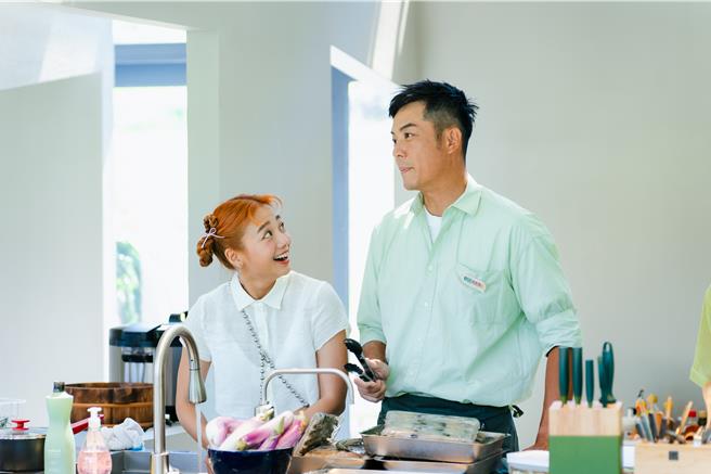 吴映洁（左）、姚元浩应该仍是第三季《嗨！营业中》班底。（好看娱乐提供）