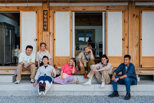 《嗨！营业中》即将推出最新一季，该图为前一季主持人、来宾合影。（好看娱乐提供）