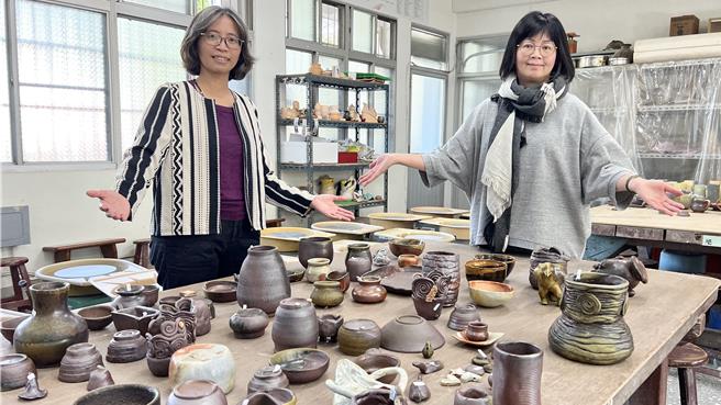 12月3日一年一度的「后壁高中艺术季」，结合师生与推广教育陶艺班、版画班，将有55个摊位，展示上千件作品。（张毓翎摄）