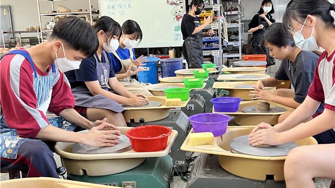 台南市后壁高中耕耘与推动艺术教育数十年，校方鼓励学生参加美术比赛、技艺能与专题竞赛，建立信心。（张毓翎摄）