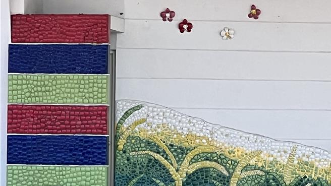 树德科大学生携手后壁高中学生一同美化、改造司令台，融入在地的稻穗、兰花等意象。（张毓翎摄）