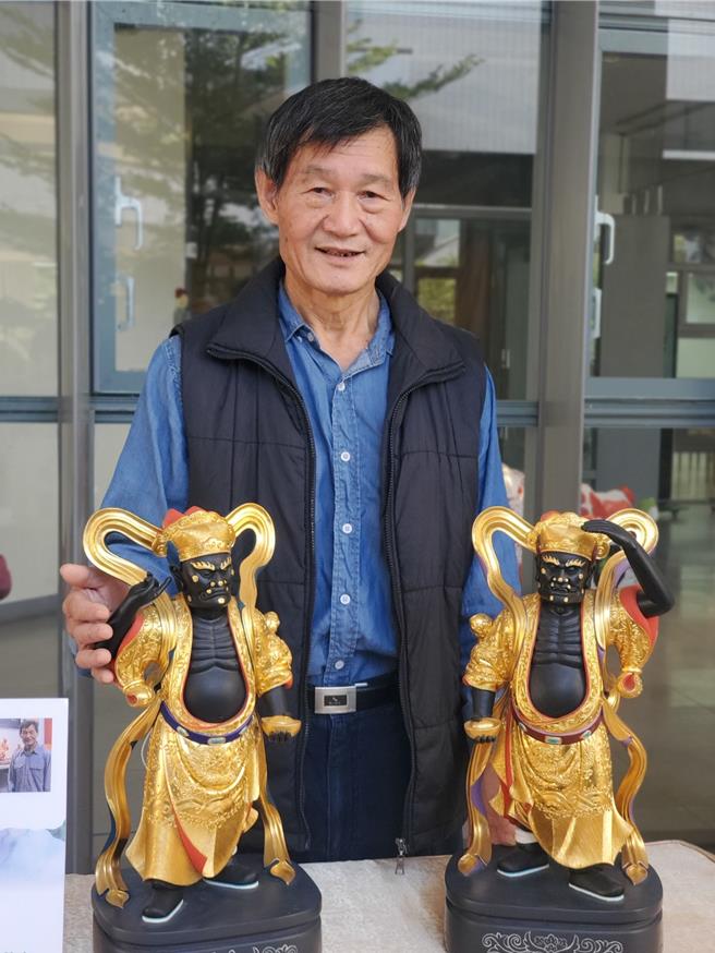 陈明洲与他的粧佛作品。（周丽兰摄）
