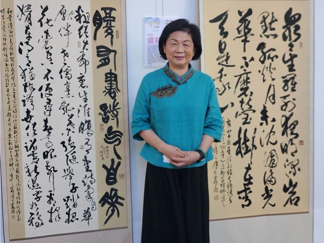卢彩霞及其书法作品。（周丽兰摄）