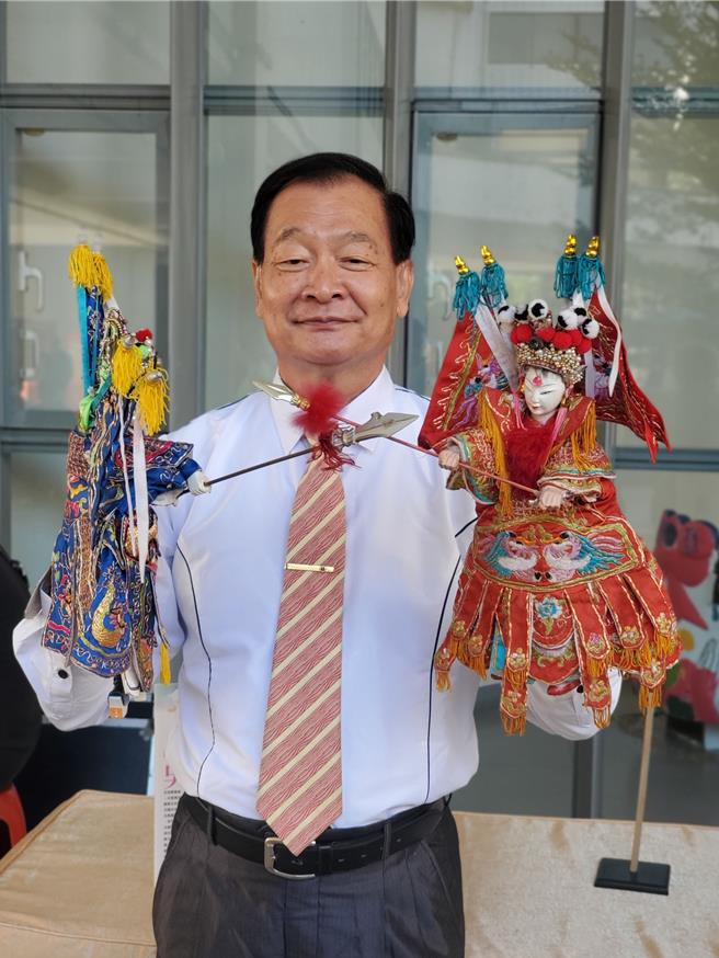 吴福训及其戏偶。（周丽兰摄）