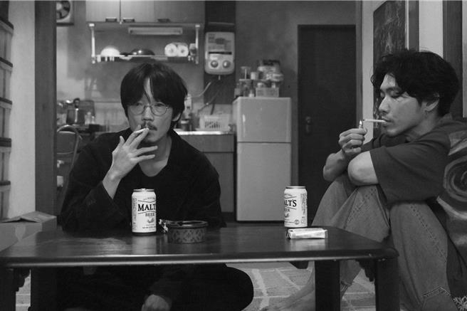 绫野刚（左）饰演失意小电影导演，柄本佑则是梦想成为小电影编剧的人。（中影提供）