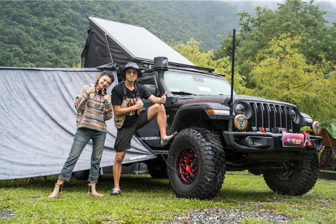 王少伟（右）和苏宗怡开箱露营车。（TVBS提供）