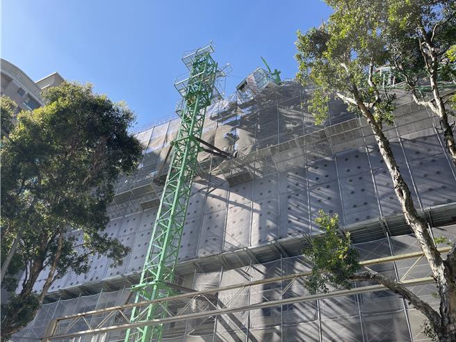 韩姓男子28日中午12时，于新北市林口区文化二路二段一处建筑工地，操作塔式起重机水平吊臂时，吊臂从7楼的高度突然断裂，卡在鹰架上，而鹰架掉落砸中路旁公车亭。（新北市消防局提供）