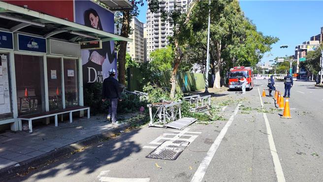 鹰架掉落砸中路旁公车亭，幸好当时无人等车，未造成人员伤亡。（新北市消防局提供）