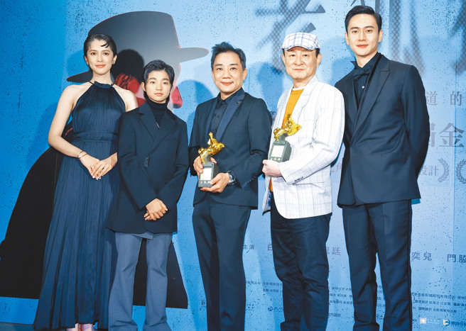 金马60大赢家《老狐狸》演员刘冠廷（右起）、陈慕义、导演萧雅全、白润音、刘奕儿26日欢喜庆功。（陈俊吉摄）
