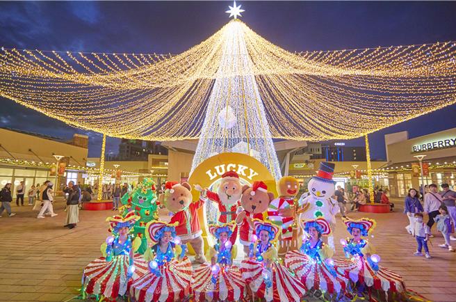 華泰名品城迎接耶誕打造淘氣趣味「幸運聖誕村」，廣場中的「巨型幸運聖誕樹」十分搶眼。（華泰名品城提供／朱世凱台北傳真）