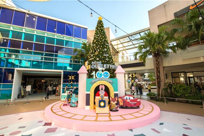 林口三井Outlet展示8米高的「迪士尼100主題聖誕樹」，營造童趣感的耶誕氛圍。（三井提供／朱世凱台北傳真）