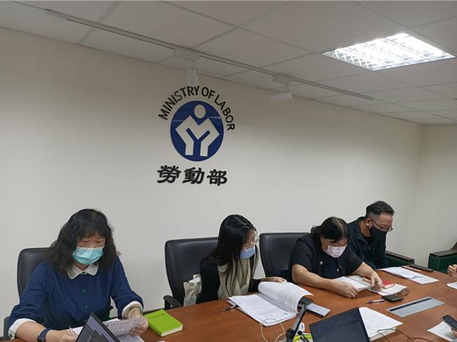 劳保局表示因应基本工资调涨将一併上调职保及农退提缴工资(简立欣摄)