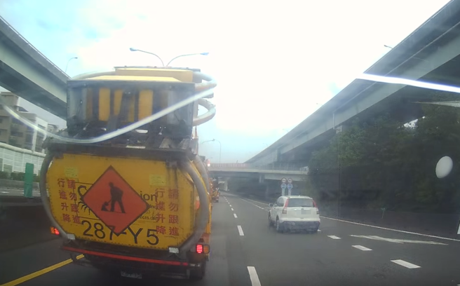 有驾驶行经国道1号，且行驶在内线车道，但差点撞上切进来的蝎子车，气得他大骂「出来害人」。（图／翻摄自脸书爆料公社二社）