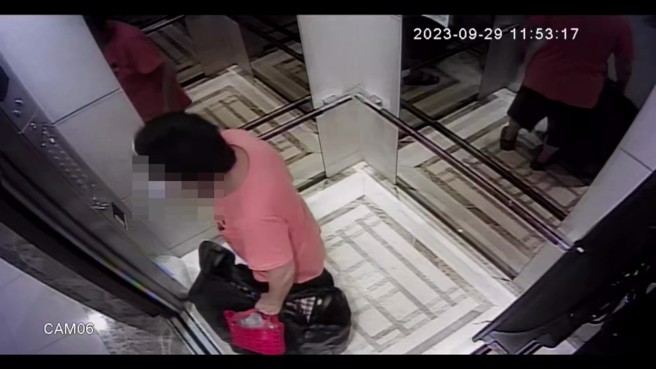 胡女拿推车搭电梯上楼。（翻摄画面）