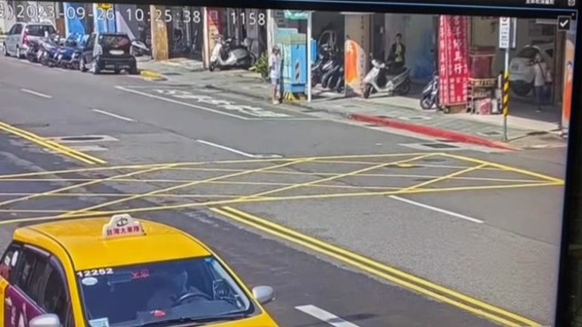 杨男八德路4段拉被害人。（翻摄画面）