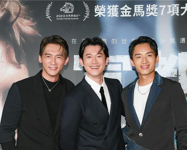 温昇豪（左起）在27日《富都青年》首映會送吳慷仁、陳澤耀蛋糕，預祝票房長紅。（甲上娛樂提供）