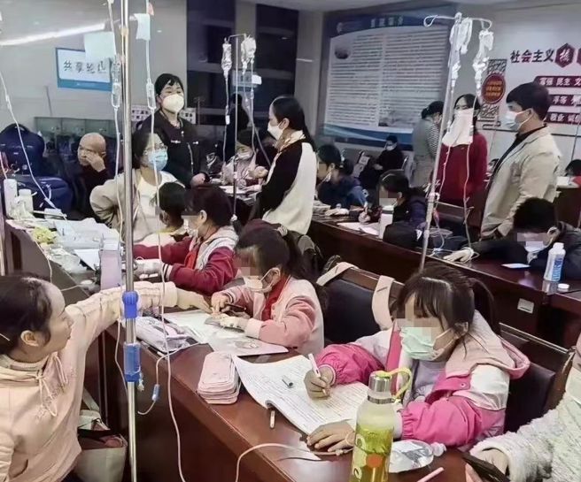 大陸最近7種呼吸道病毒大爆發，包括鼻病毒、流感、黴漿菌、腺病毒、新冠等，導致許多小孩生病，還吊點滴寫作業。(翻攝自微博)
