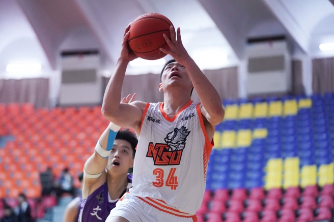 国体徐宇煇（前）攻下全队最高14分。（大专体总提供）