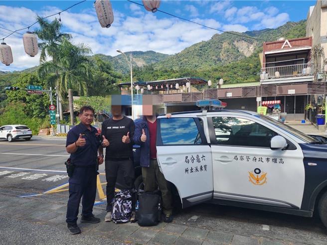 2名來自新加坡外籍男子，非常嚮往寶來溫泉及山區美景，昨天上午搭乘計程車到寶來一日遊，下車後利用手機搜尋定位，卻因無法收訊迷失方向，沿途中因語言不通及不熟路況而不知所措，所幸遇警即時指引，才順利完成旅遊行程。（警方提供／林雅惠高雄傳真）