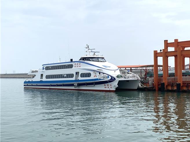 小三通线上购票系统将于12月1日起试营运，金-厦航线台籍客船及金-泉航线每日各提供20张预购船票。（于家麒摄）