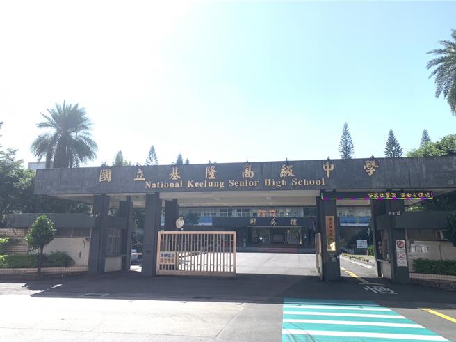 日前台北市师大附中模拟考出现英文作文疑似以「行数」多寡来评分问题，国立基隆高级中学也爆发类似情形，已要求厂商阅卷，于12月1日完成，维护学生权益。（徐佑升摄）