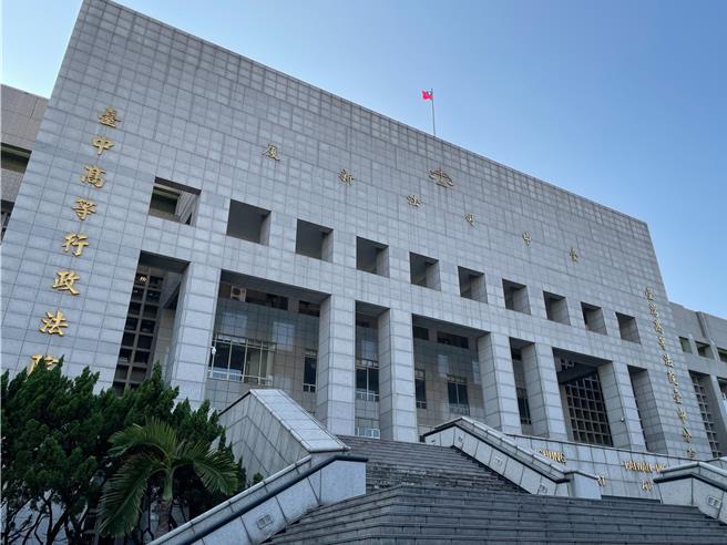 周姓越南籍逃逸移工，今年4月13日驾车途中因捡拾手机闯红灯，遭撞后失控衝击停等红灯刘姓女骑士，造成刘女伤重昏迷，周男弃车逃逸并商请有人出面顶罪，一审法官判1年6月，台中高分院27日裁定羁押中的周男延押2月。（王煌忠摄）