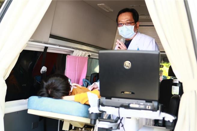 大千综合医院加护病房袁国庆医师说明设备使用及检查状况。（大千医院提供／李京升苗栗传真）