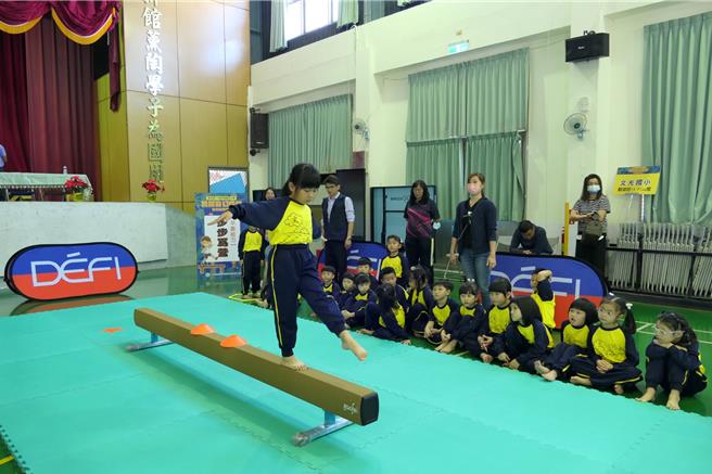 云林县政府为提升孩子自我保护能力，28日在台西乡新兴国小举办「勇闯奇幻森林」全县国小活力体操赛，强化学童感觉统合与肢动开发。（张朝欣摄）