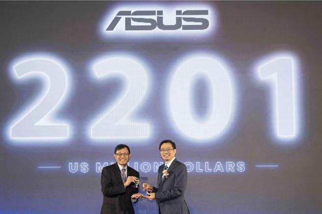 华硕第十度荣获台湾最具价值国际品牌第一名，由经济部产业发展署主任秘书林德生颁奖（左起）、华硕共同执行长许先越授奖。（华硕提供）