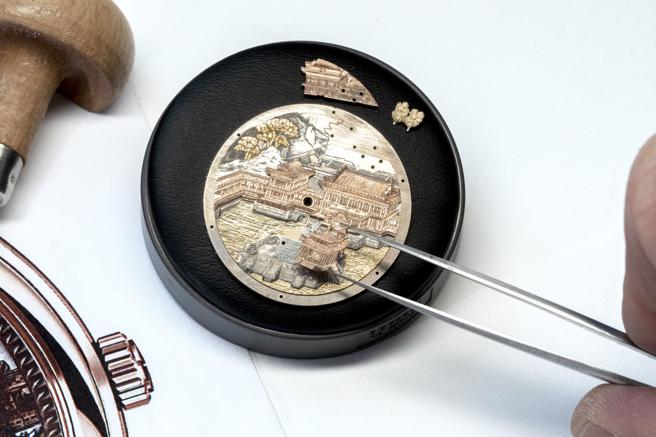 阁楼工匠大师精雕圆明园的宫殿楼阁，耗时逾200个工时。（Vacheron Constantin提供）