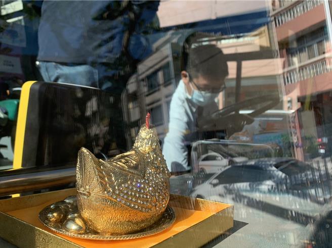 台湾好行观光巴士「跑水求财线」一上车就看到经过竹山紫南宫过金火的金鸡母，为求财之旅给予祝福。（曾雪蒨摄）
